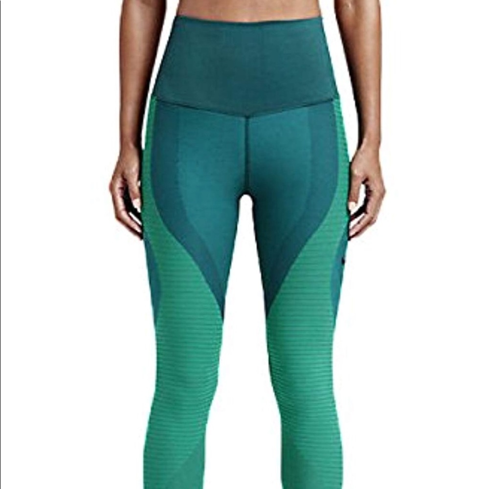 Nike Zone Sculpt Tight Fit Legging Hi Rise